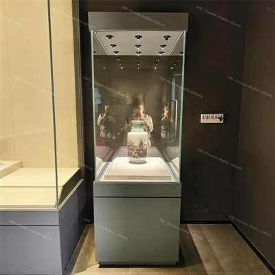 Vitrina de pedestal antiguo de museo